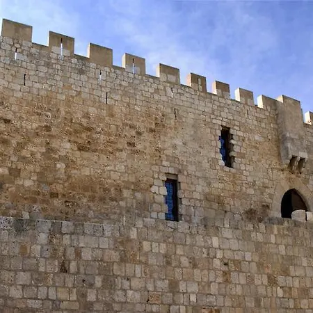 Castillo De Landhaus