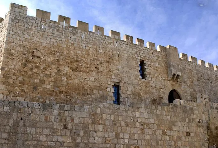 Castillo De בית כפרי